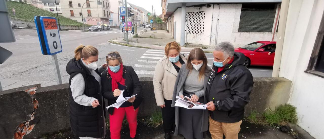 Los concejales socialistas, con Aurora Prieto (segunda por la izda.), edil de Esquerda Unida.