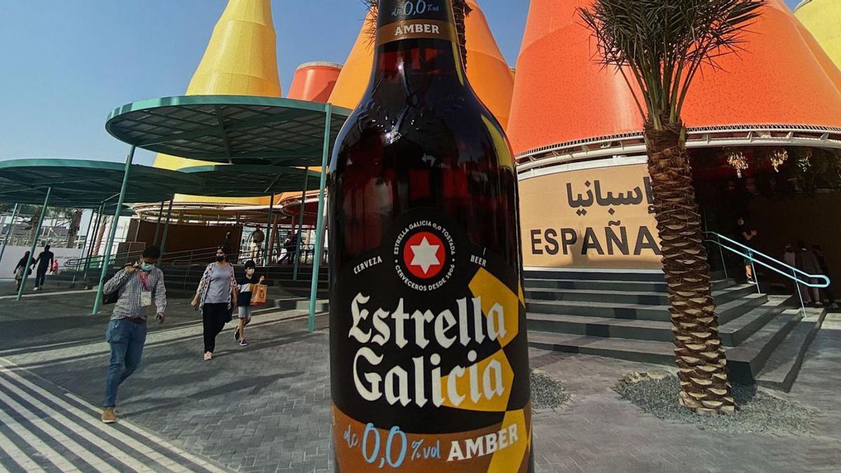 Edición especial de Estrella Galicia 0’0 tostada para la Exposición Universal de Dubai. |   // ESTRELLA GALICIA