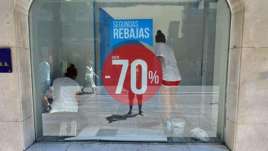 Las grandes tiendas iniciaron ya las segundas rebajas, con descuentos del 70%. // Gustavo Santos