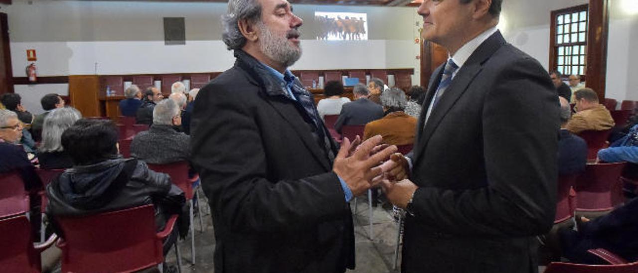 Ignacio Cestau conversa con Augusto Hidalgo antes de su conferencia homenaje a los abogados de Atocha.