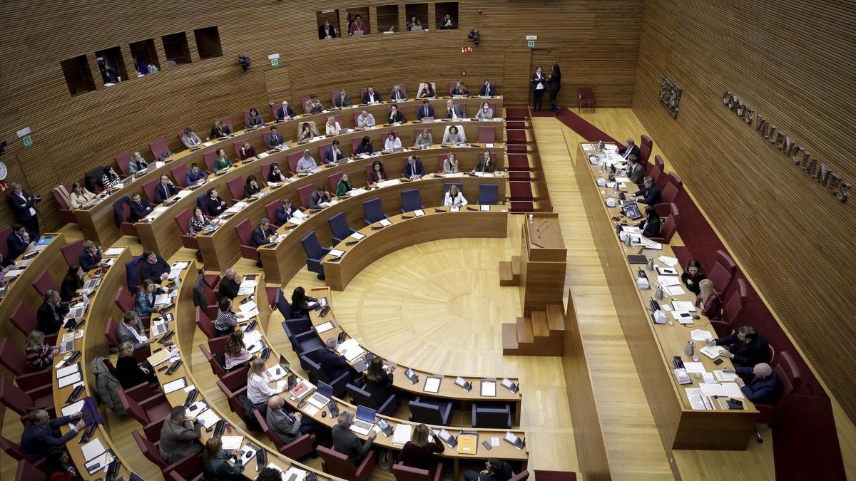 Imagen del hemiciclo de las Corts durante la última sesión plenaria.