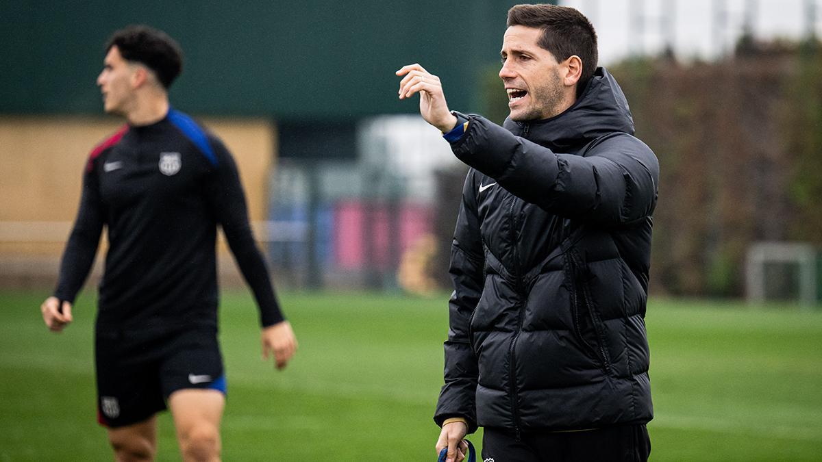 Albert Sánchez dirige el entrenamiento del Barça Atlètic