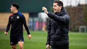 Albert Sánchez dirige el entrenamiento del Barça Atlètic