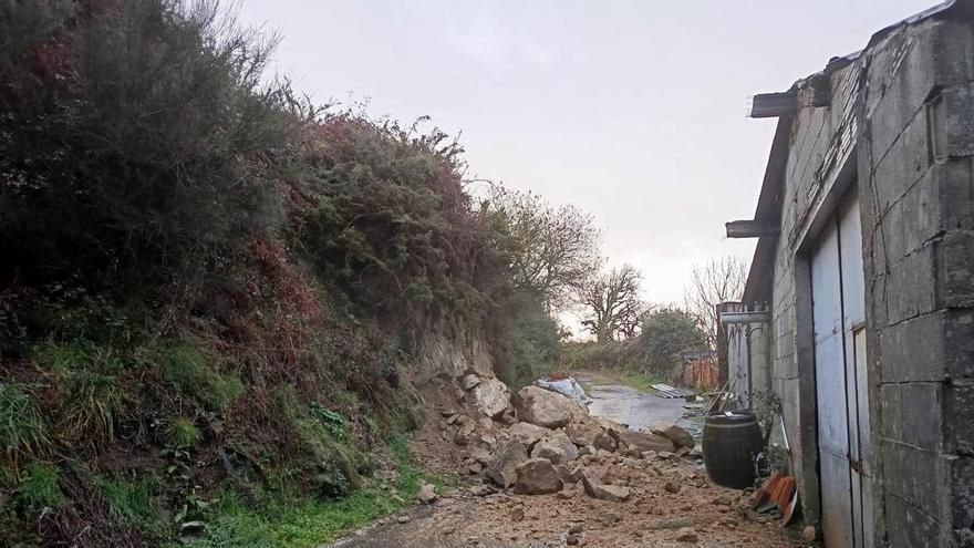 Las intensas lluvias obligar a cortar los viales Asados-Taragoña, en Rianxo, y Lamego-Cambelas, entre Rois y Padrón
