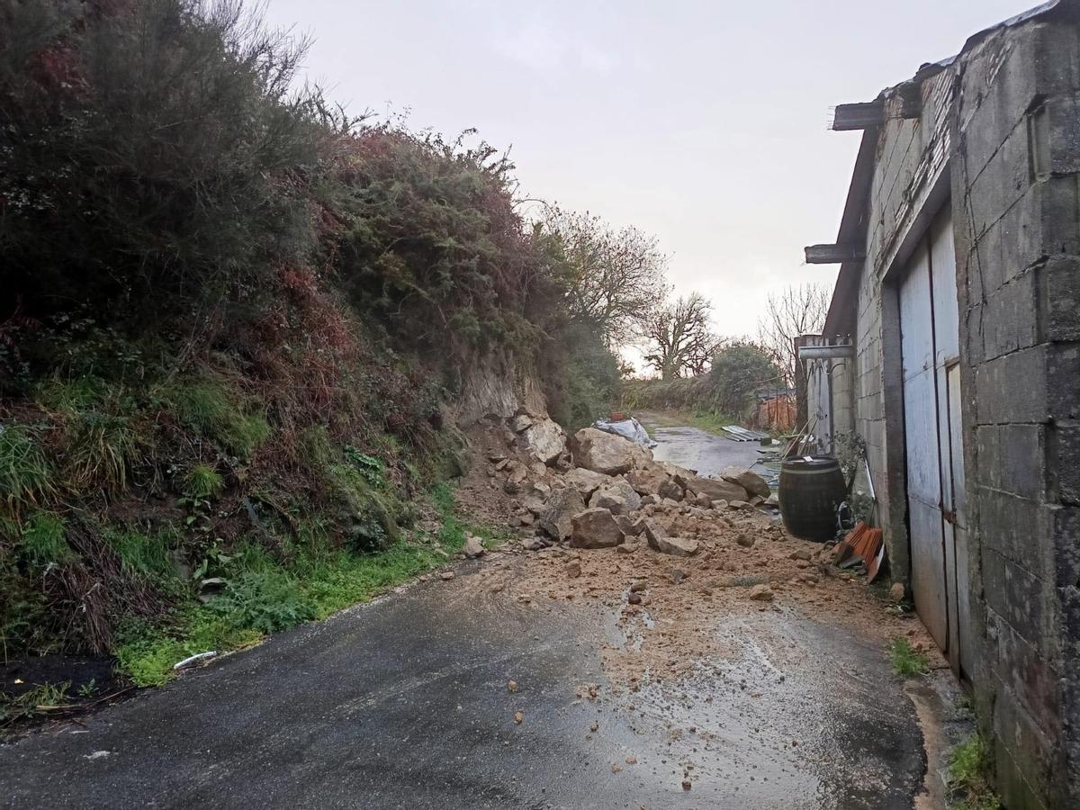 Las intensas lluvias obligar a cortar los viales Asados-Taragoña, en Rianxo, y Lamego-Cambelas, entre Rois y Padrón