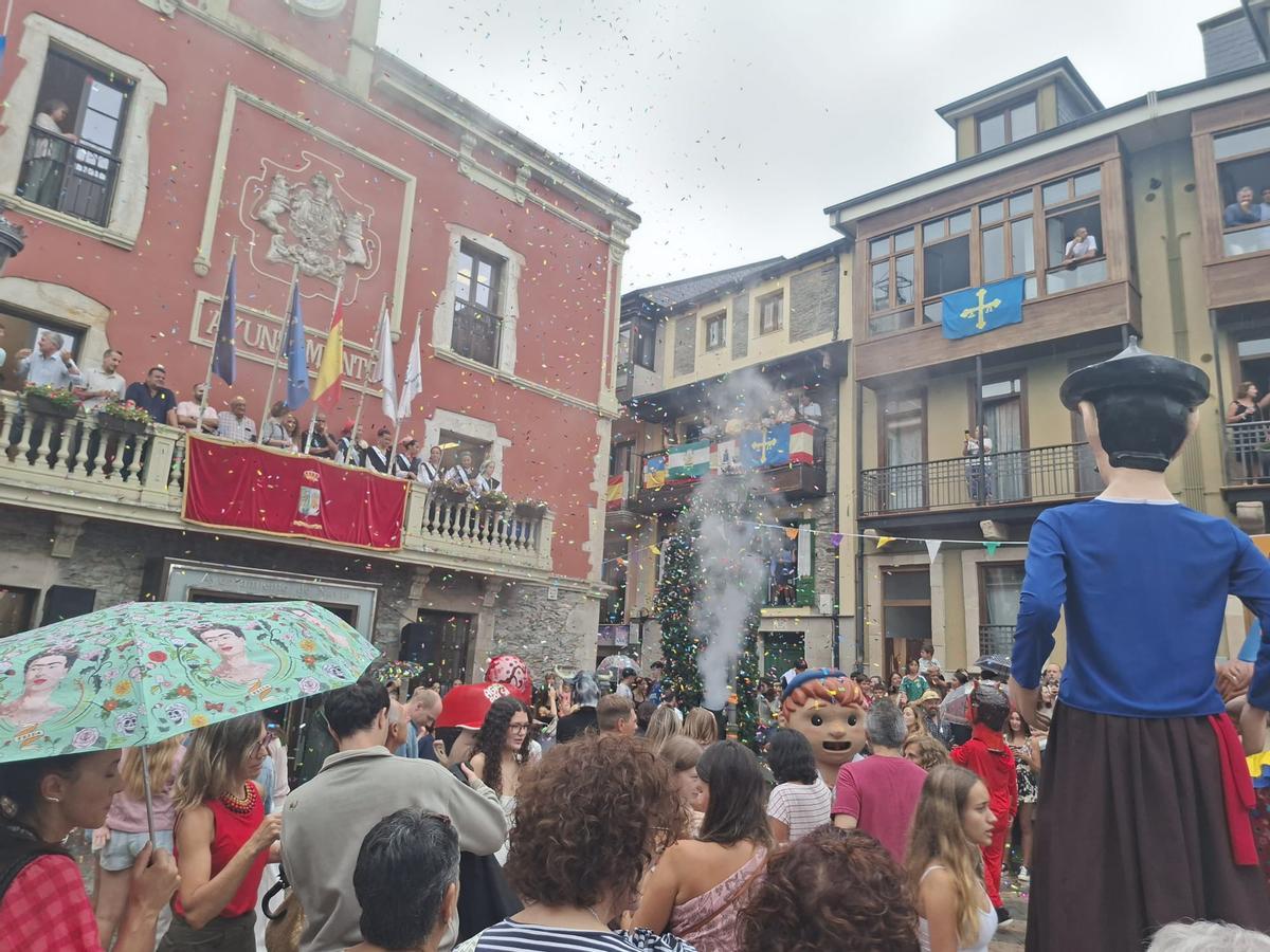 En imágenes: Así fue el chupinazo de las fiestas de Nuestra Señora de la Barca y San Roque En imágenes: Así fue el chupinazo de las fiestas de Nuestra Señora de la Barca y San Roque