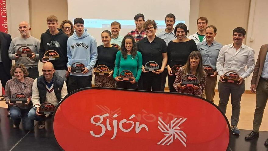 Foto de familia de premiados, autoridades y patrocinadores, ayer, en el Centro Municipal de El Coto.
