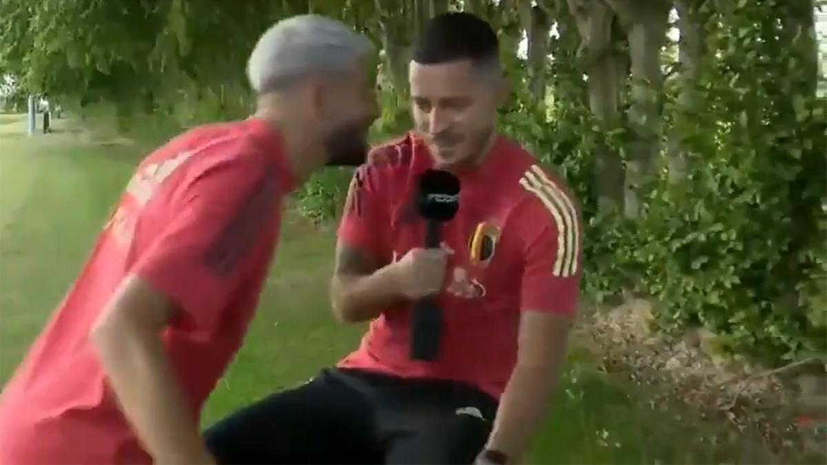 ¡Carrasco se mofa de Hazard durante una entrevista al son de Campeones! Imperdible