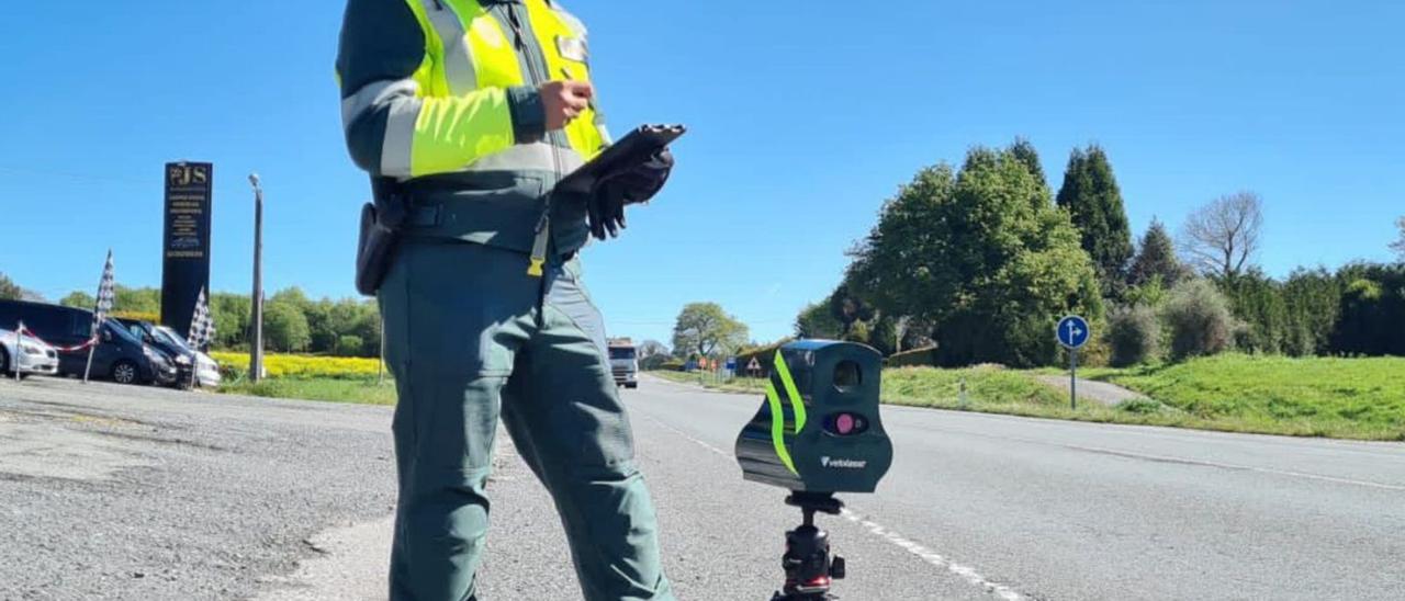 Un agente de la Guardia Civil de Tráfico durante un control de velocidad con Velolaser. |   // GUARDIA CIVIL