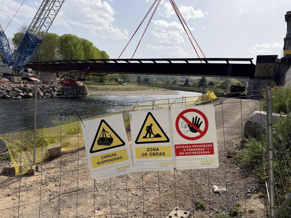 Finaliza el montaje de la estructura metálica del puente de Arriondas
