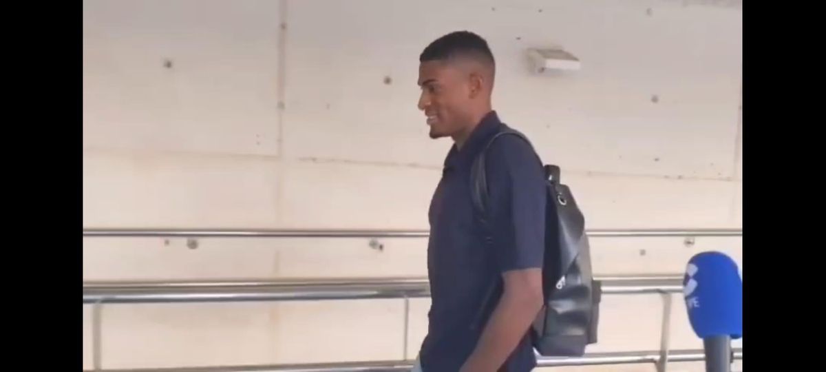Mosquera, instantes antes de pasar el control de ambarque y volar hacia su nueva aventura en la Premier