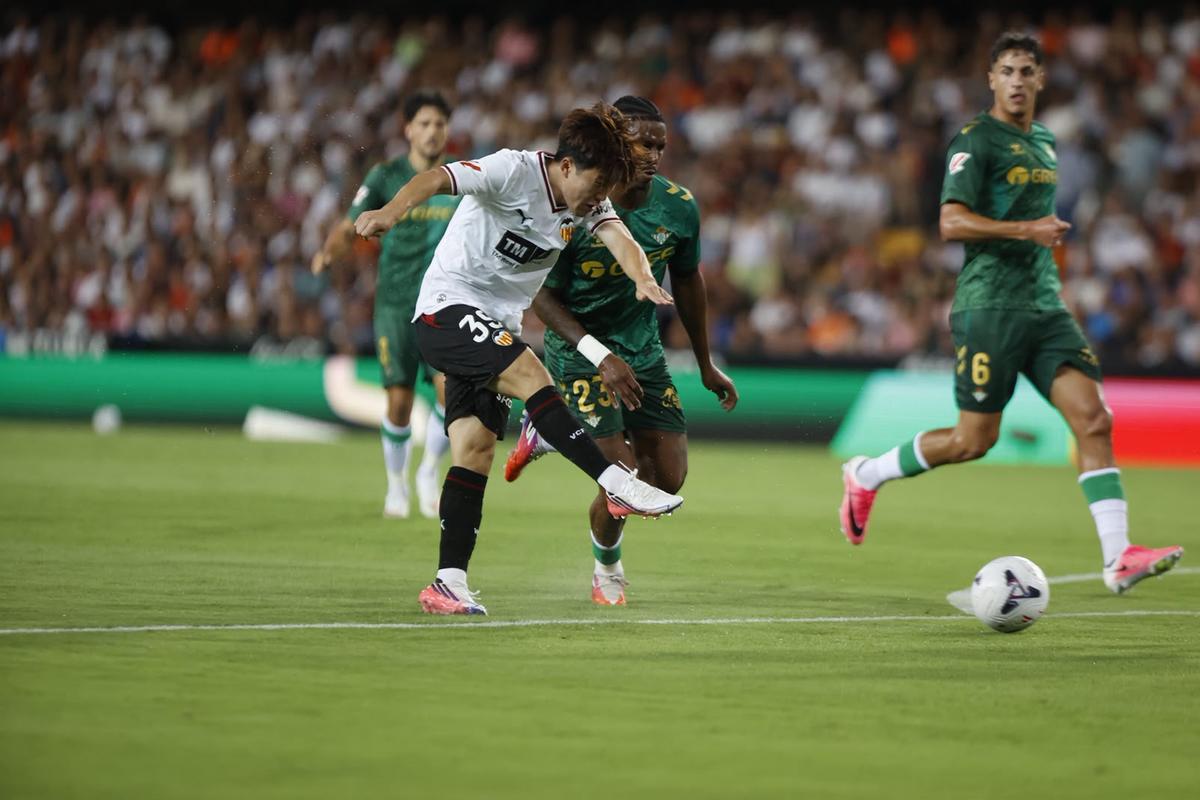 Sato chuta a gol en los primeros minutos del partido