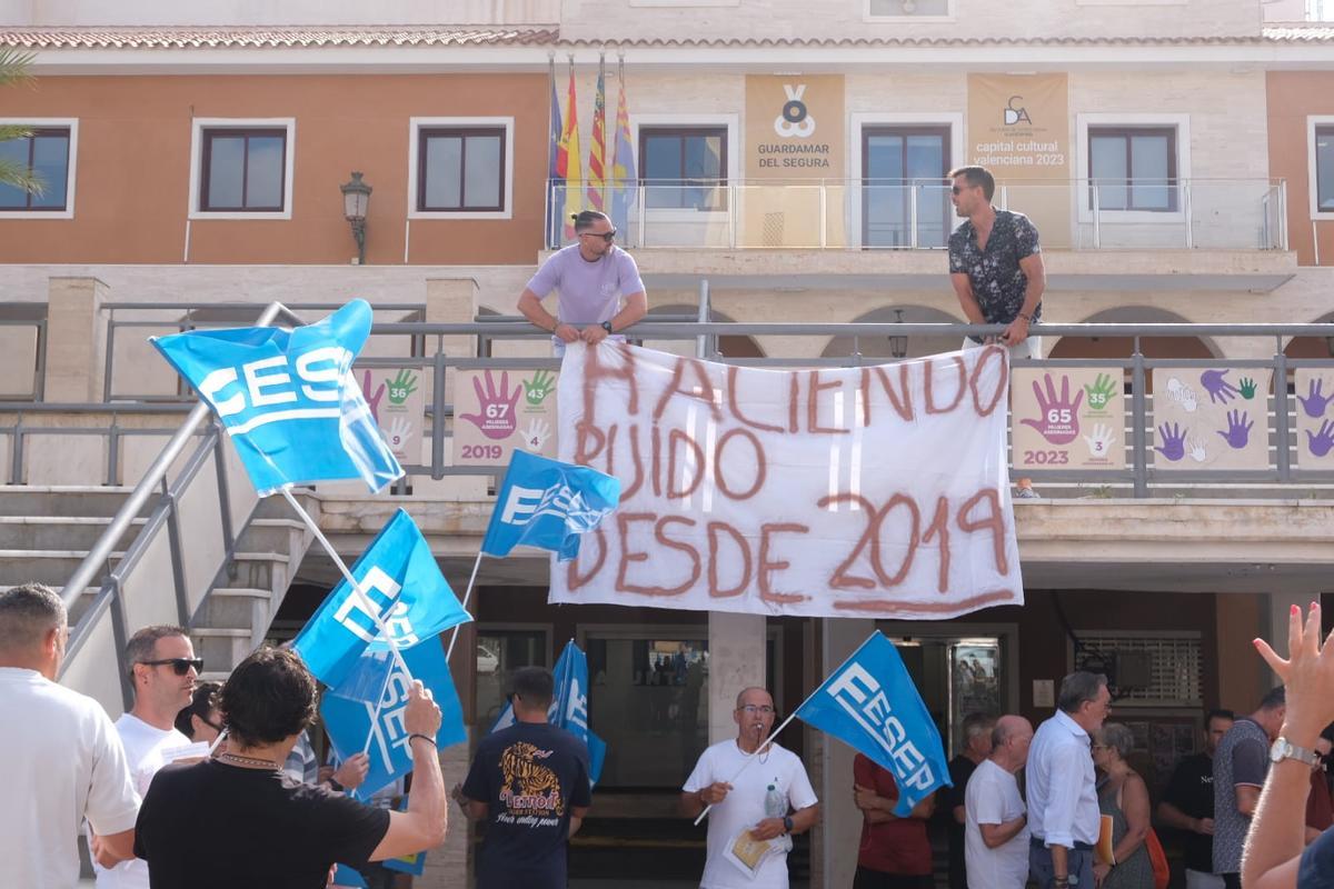 Protesta de la plantilla de la Policía Local de Guardamar para pedir al alcalde soluciones a sus problemas laborales
