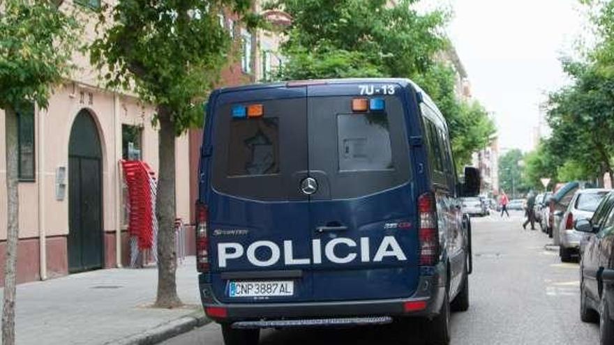 Un furgón de la Policía Nacional en la última redada.