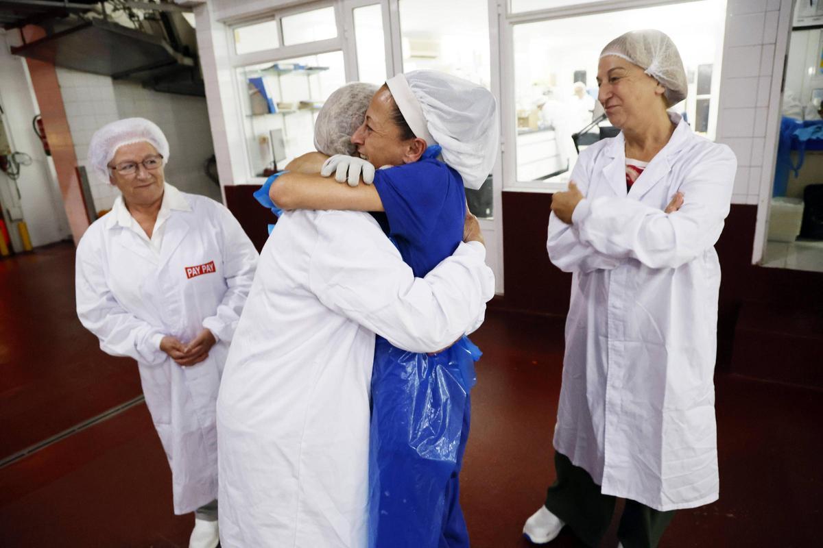 Josefa y una excompañera de Cerqueira se dan un abrazo en la fábrica de Tomás A. Alonso.