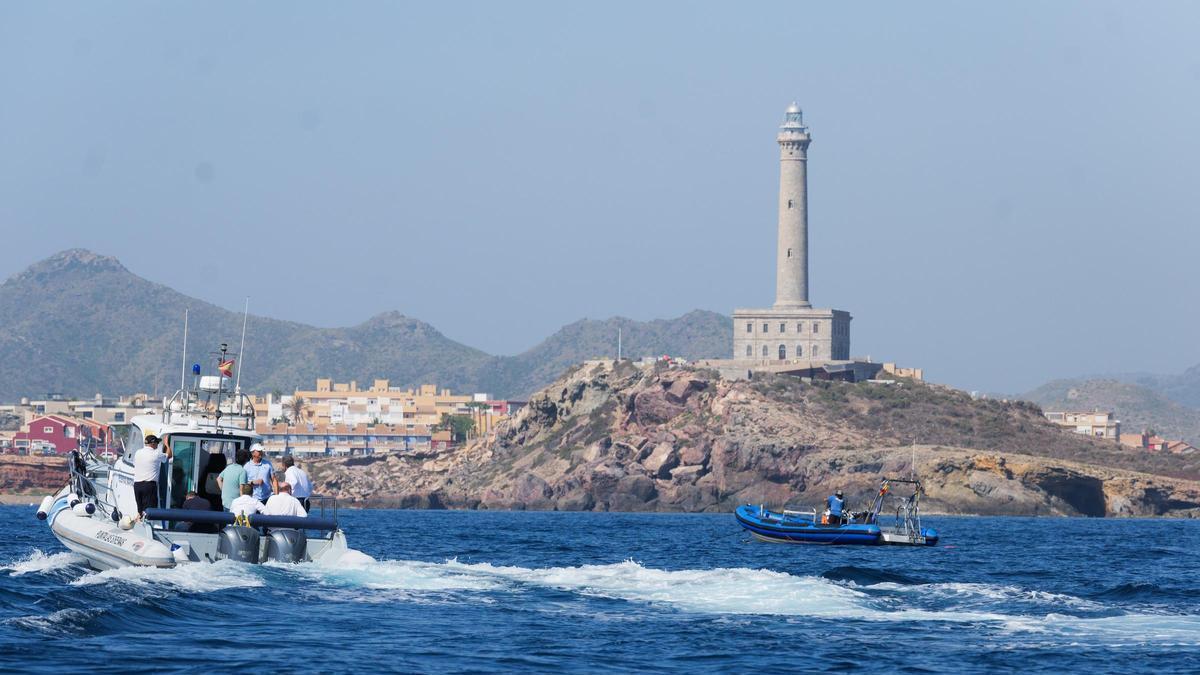 El consejero Joaquín Buendía, este viernes durante su visita a la reserva marina Cabo de Palos-Islas Hormiga a borda de una embarcación.