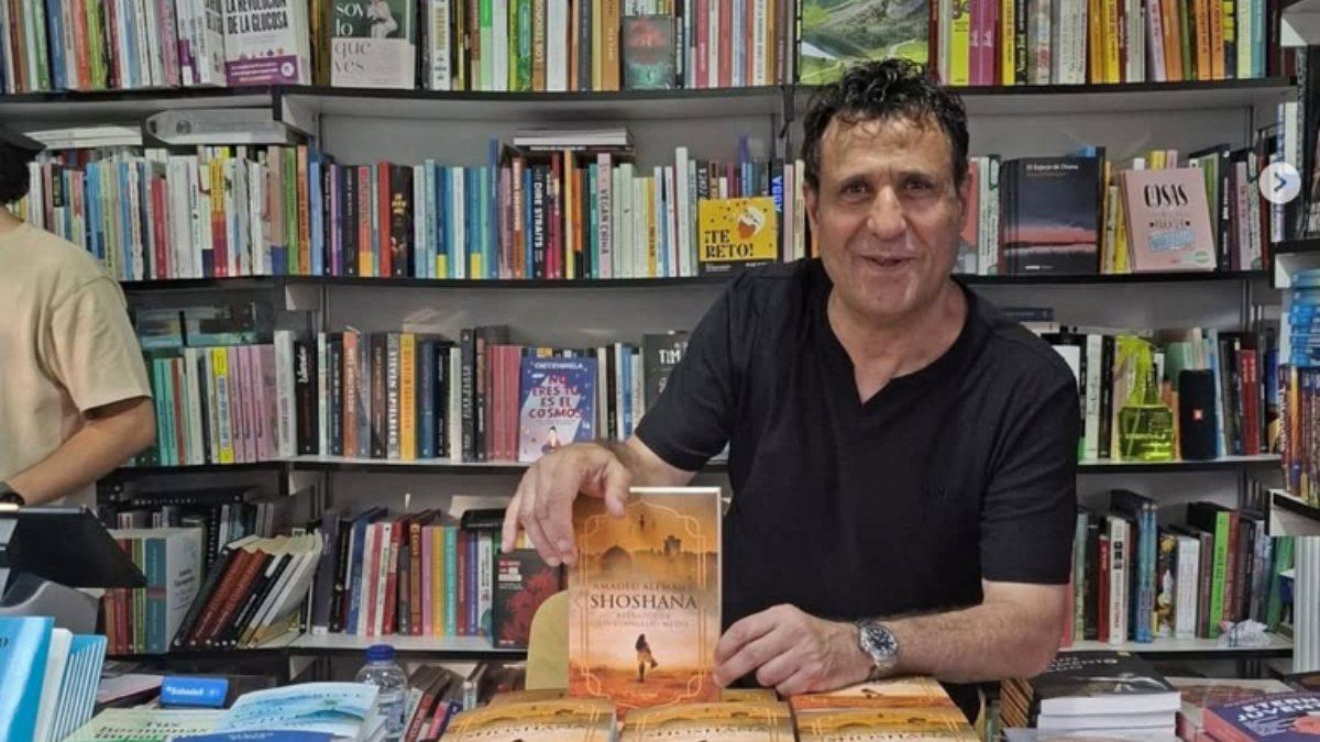 Amadeu Alemany con un ejemplar de su novela "Shoshana - Retratos de un Evangelio Mudo".
