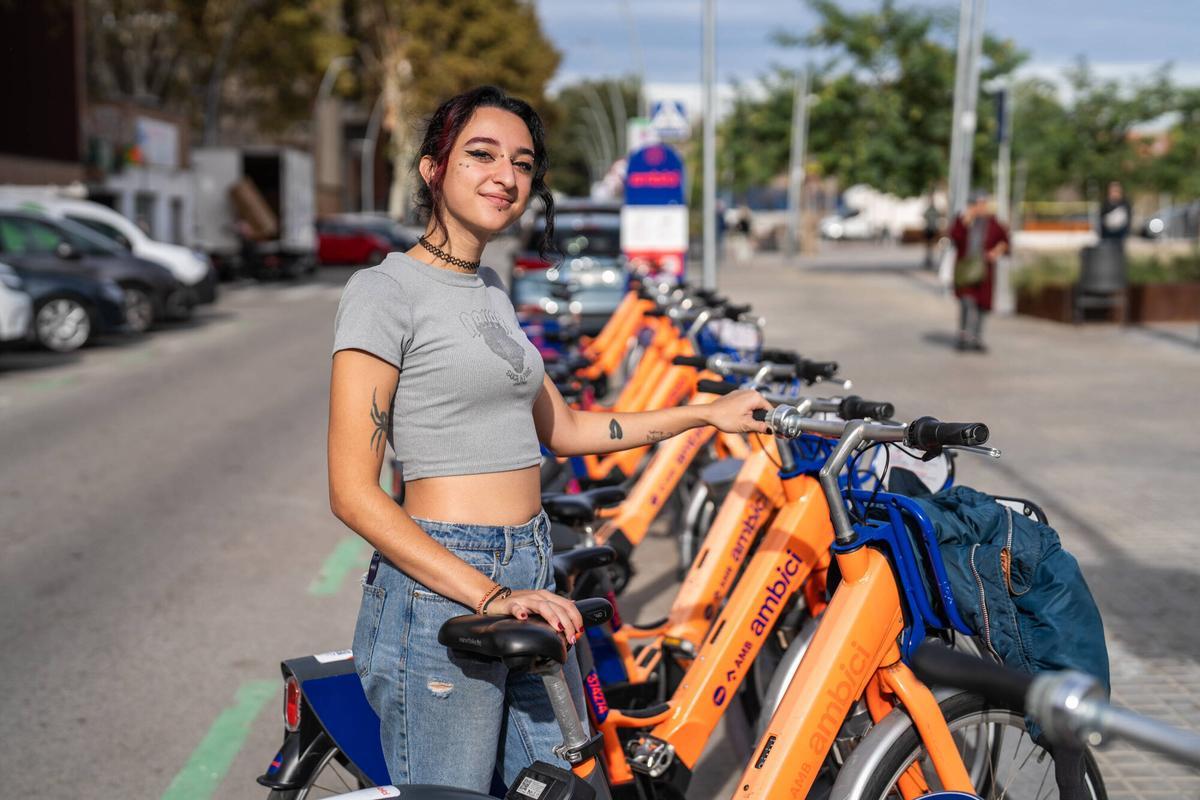 Una usuaria del AMBici en la parada del Campus Diagonal-Besòs
