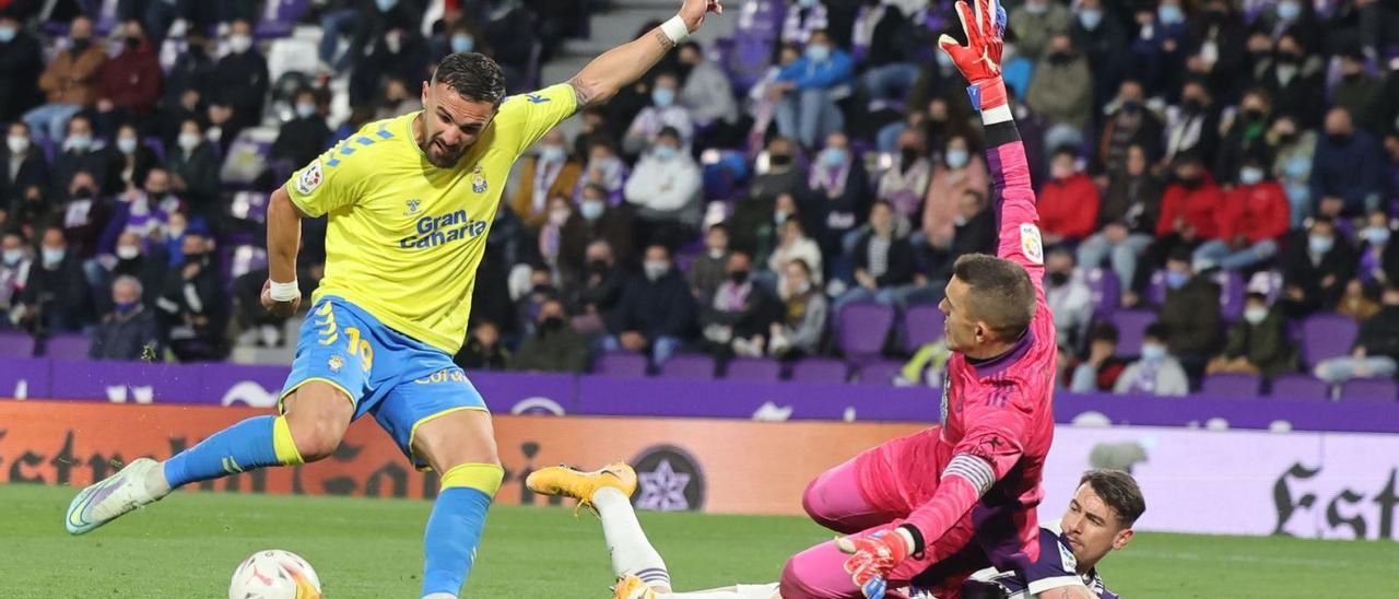 Armando Sadiku se dispone a disparar para marcar el gol de la UD Las Palmas en Valladolid, el pasado 19 de marzo. | | LOF