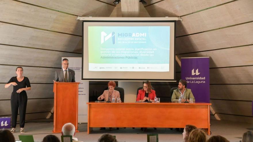 Imagen de la sesión inaugural del Encuentro estatal celebrado en el salón de actos de la Facultad de Ciencias Políticas, Sociales y de la Comunicación de la ULL.