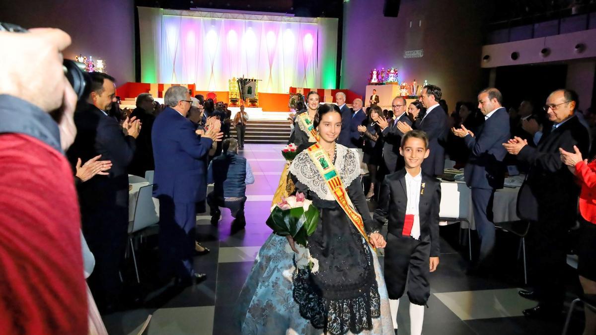 Las madrinas y el presidente infantil, en el Palau de la Festa.