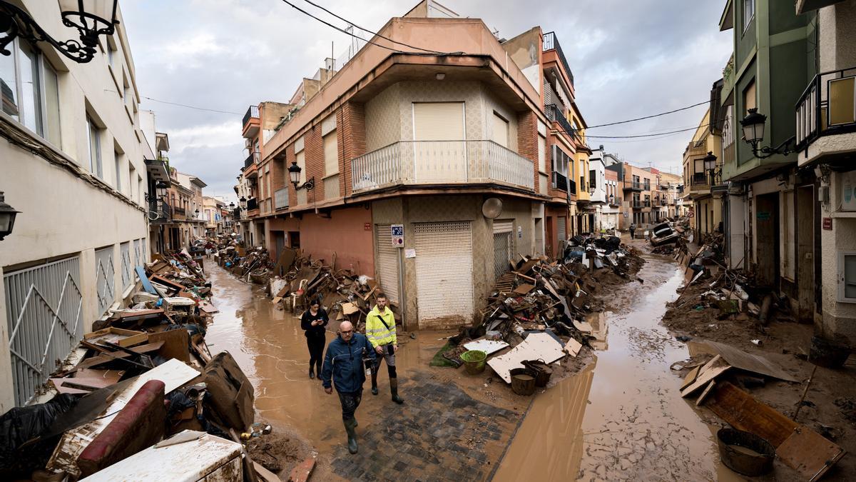 Voluntarios limpian los desperfectos ocasionados por la DANA