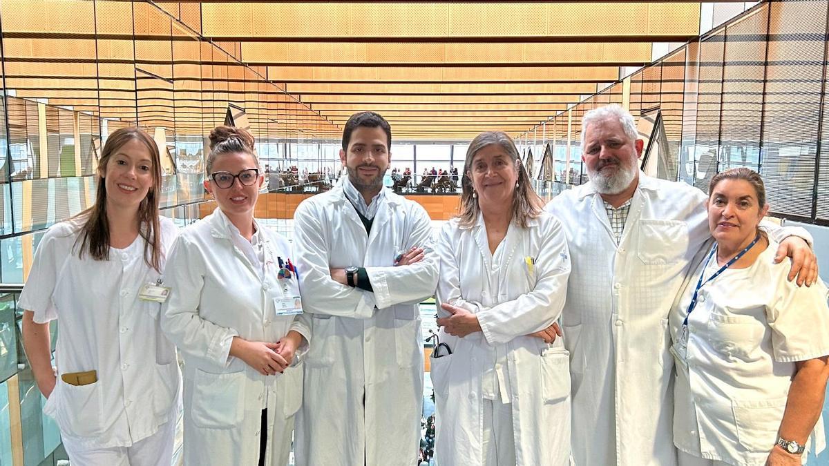 Parte del equipo de neumología intervencionista del HUCA. De izquierda a derecha, María Gil (enfermera), Lucía García (médica), Miguel Ariza (médico), Marta G. Clemente (jefa de servicio), Francisco López (jefe de sección) e Inmaculada Sánchez (enfermera).