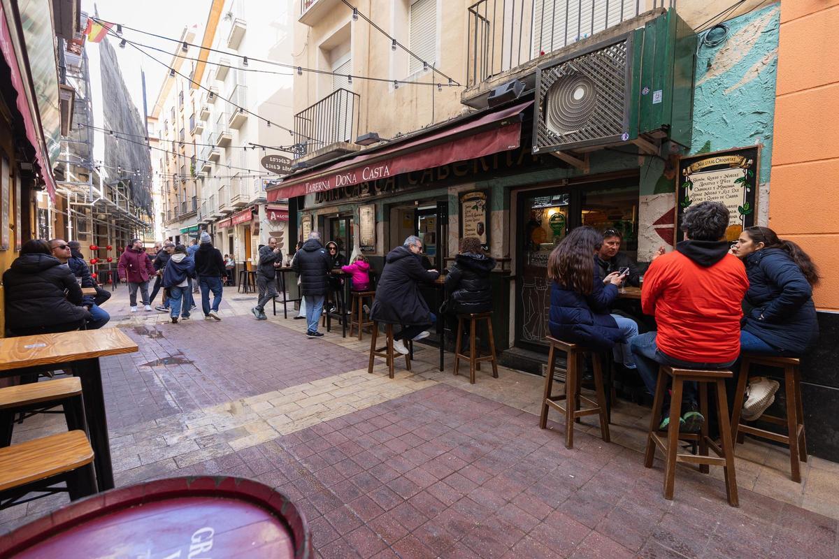 Un grupo de visitantes en El Tubo de Zaragoza durante esta Semana Santa.
