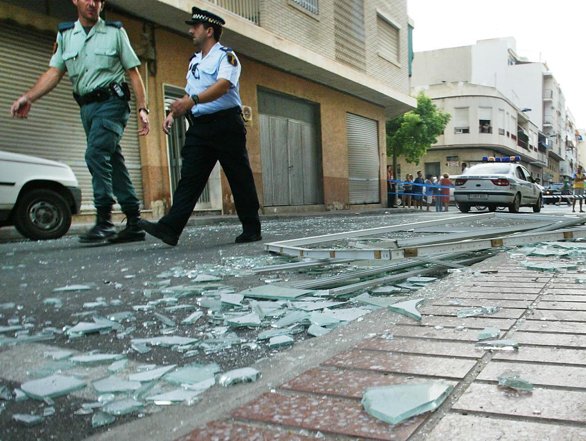 Explosión de un coche bomba frente a la casa cuartel de la Guardia Civil en Santa Pola en el atentado de ETA del año 2002.
