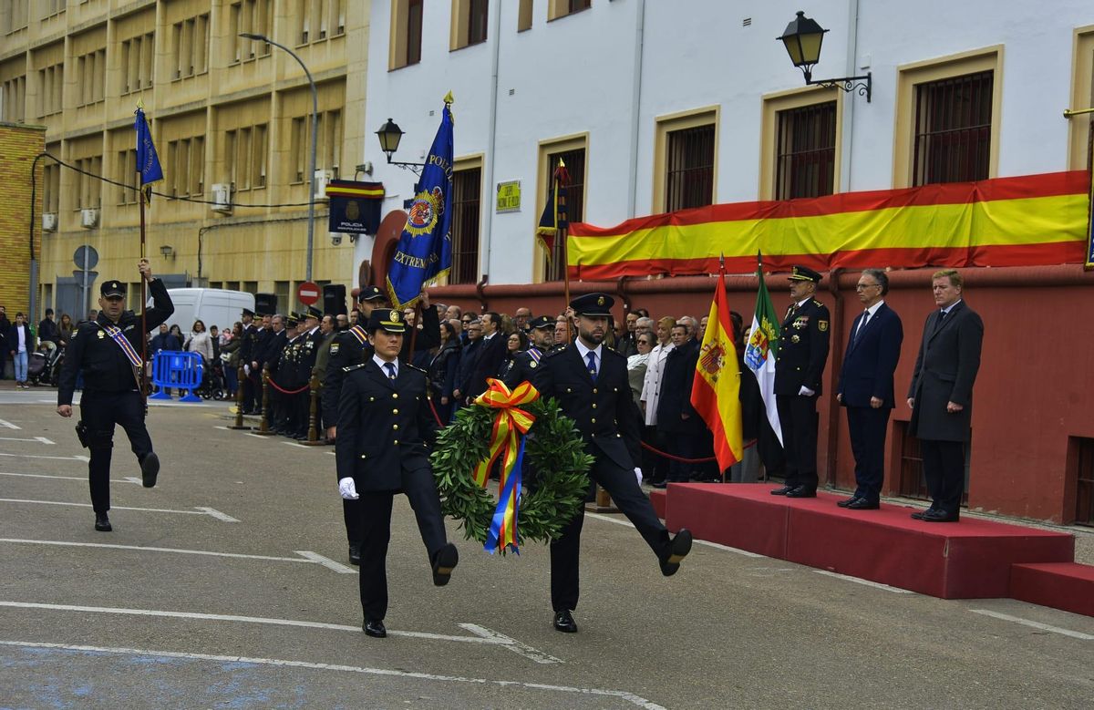 Corona depositada a los pies del mástil de la bandera en homenaje a los caídos.