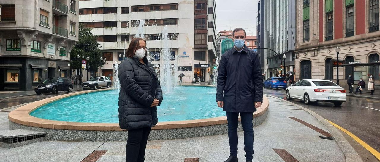 Natalia González y Olmo Ron, delante de la fuente del Carmen, en pleno funcionamiento, ayer. | Juan Plaza