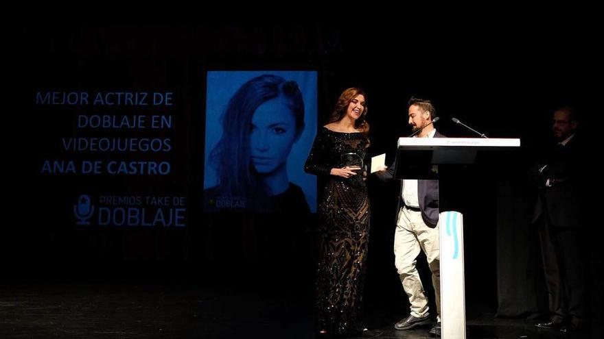 Ana de Castro recoge el premio a la mejor actriz de doblaje en videojuegos.