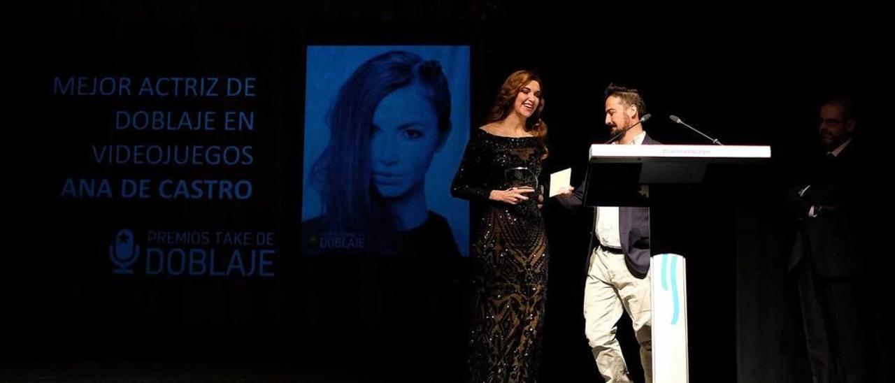 Ana de Castro recoge el premio a la mejor actriz de doblaje en videojuegos.