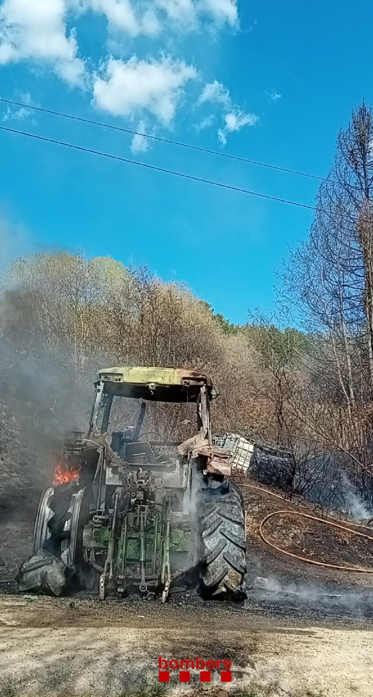 Les imatges de l'incendi d'un tractor a Llívia que afecta massa forestal