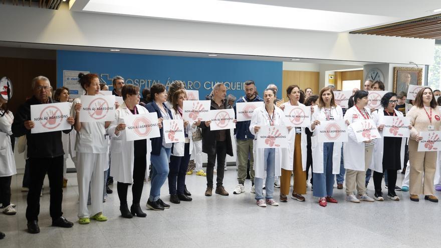 Sanitarios del Álvaro Cunqueiro se concentran para denunciar el aumento de las agresiones tras un nuevo caso