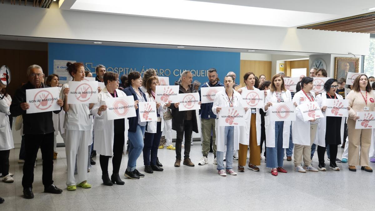 Sanitarios concentrados esta mañana en el Hospital Álvaro Cunqueiro.