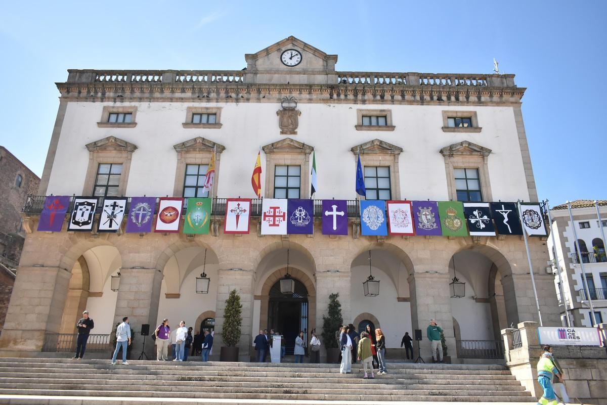 Así luce el ayuntamiento de Cáceres para Semana Santa.