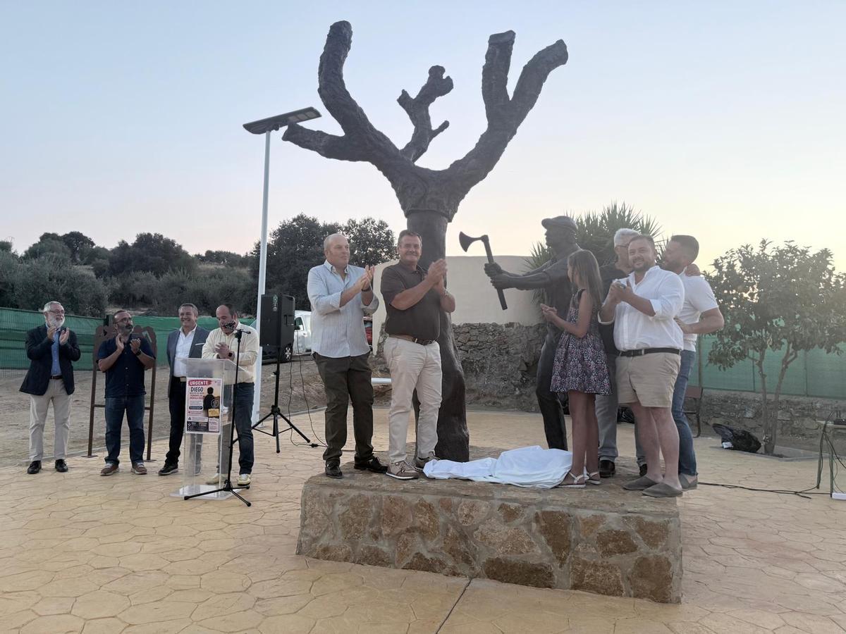 Alcuéscar inaugura el Rincón del Corchero para honrar su legado artesanal y sus generaciones