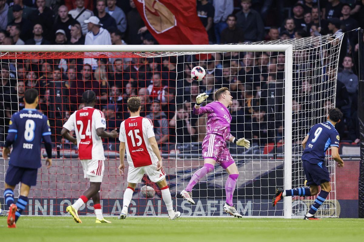 Amsterdam (Netherlands), 05/09/2026.- Ricardo Pepi of PSV Eindhoven (R) scores a goal past Ajax goalkeeper Marc-Andre ter Stegen during the Dutch Eredivisie match between AFC Ajax and PSV Eindhoven at the Johan Cruijff Arena in Amsterdam, the Netherlands, 05 September 2026. (Países Bajos; Holanda) EFE/EPA/MAURICE VAN STEEN