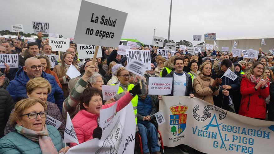 En imágenes: Multitudinaria concentración en defensa del hospital de Jarrio al grito de &quot;Basta ya&quot;