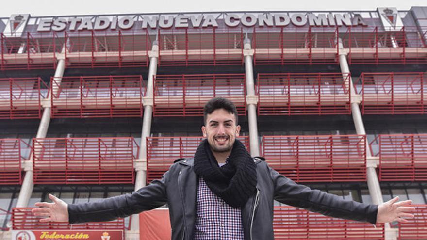 Simón, posando en la fachada de la Nueva Condomina