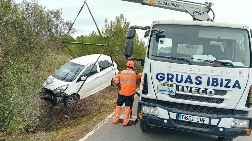 Dos heridos al caer un coche por un desnivel de 2,5 metros en la carretera de Sant Miquel a Sant Joan