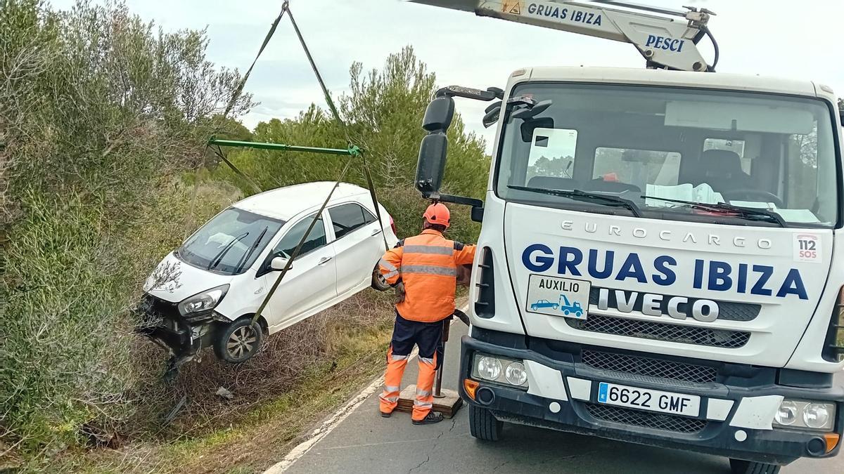 Gruas Ibiza ha recogido el coche accidentado