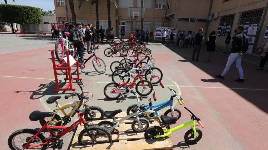 Diez años llevando bicis en Elche a quiénes menos tienen