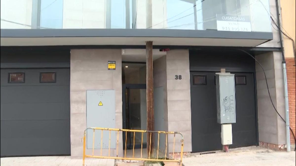 Un poste de la luz atraviesa el balcón de una casa en Sant Quirze del Vallès