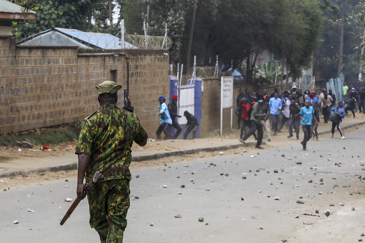 Simpatizantes de la coalición opositora Azimio durante nuevas protestas en Nairobi, Kenia.