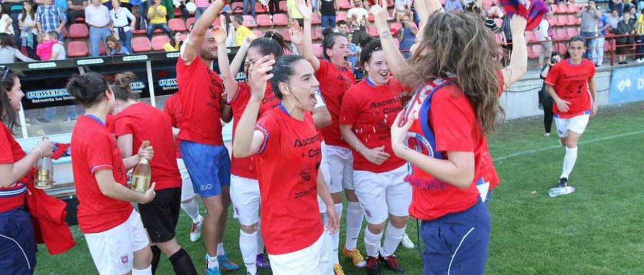 El equipo femenino festeja la victoria en la Copa Diputación ante el Rúa. // Iñaki Osorio