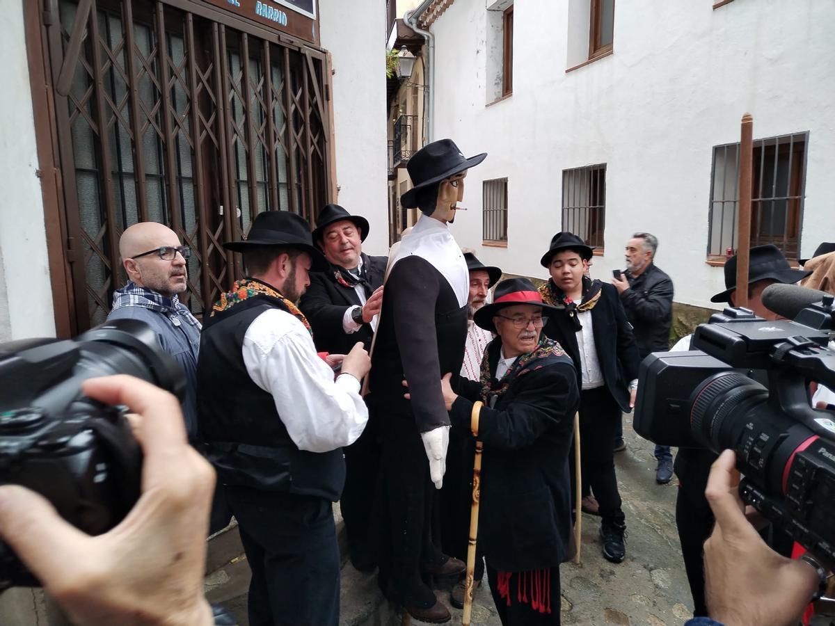 Galería | La misteriosa tradición del Pero Palo llena Villanueva de la Vera