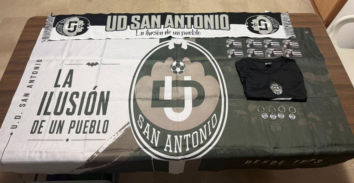 Todo el merchandising vendido por la UD San Antonio en uno de los actos de campaña.