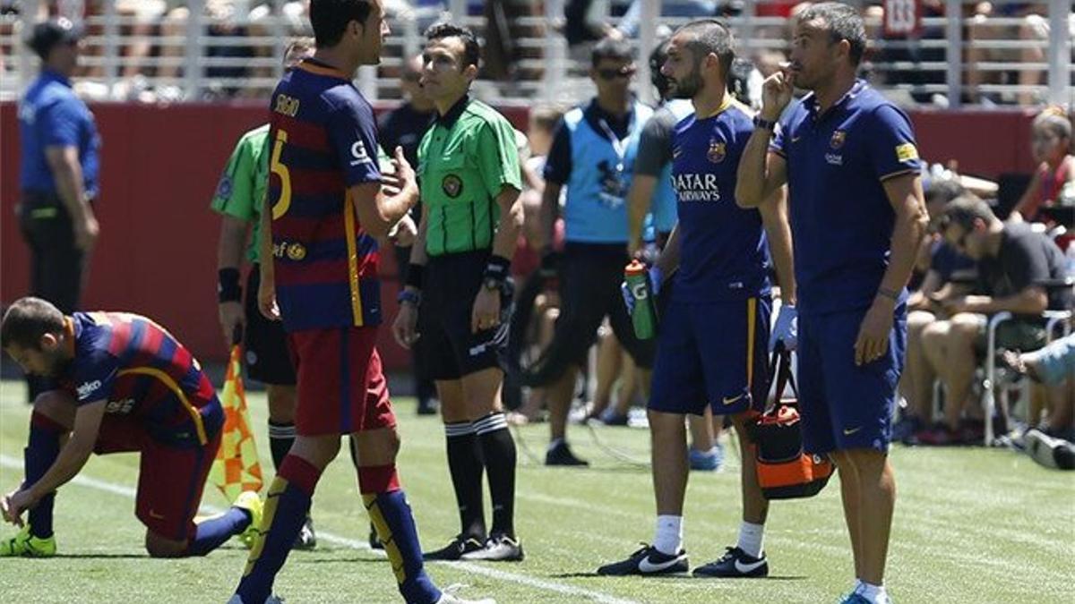 Busquets charlando con Luis Enrique durante el partido